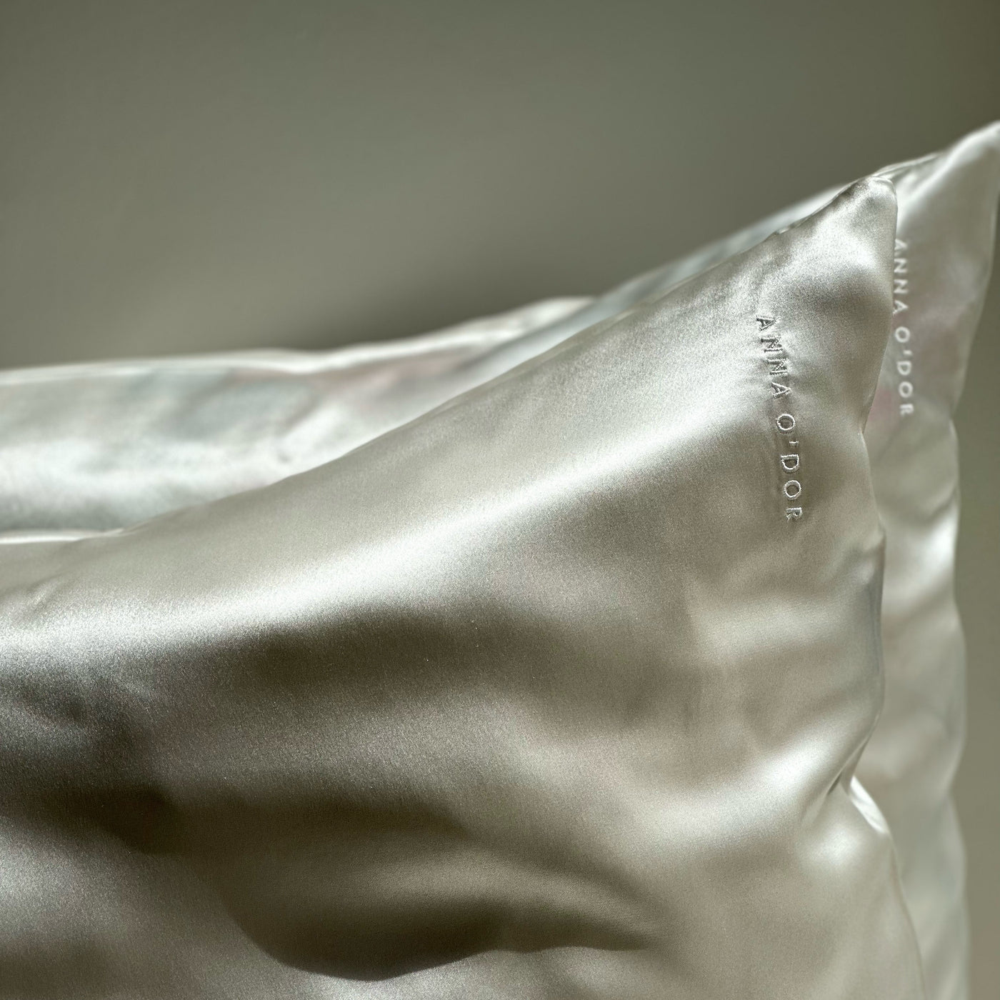 Silk Zippered Pillowcase - White Lily