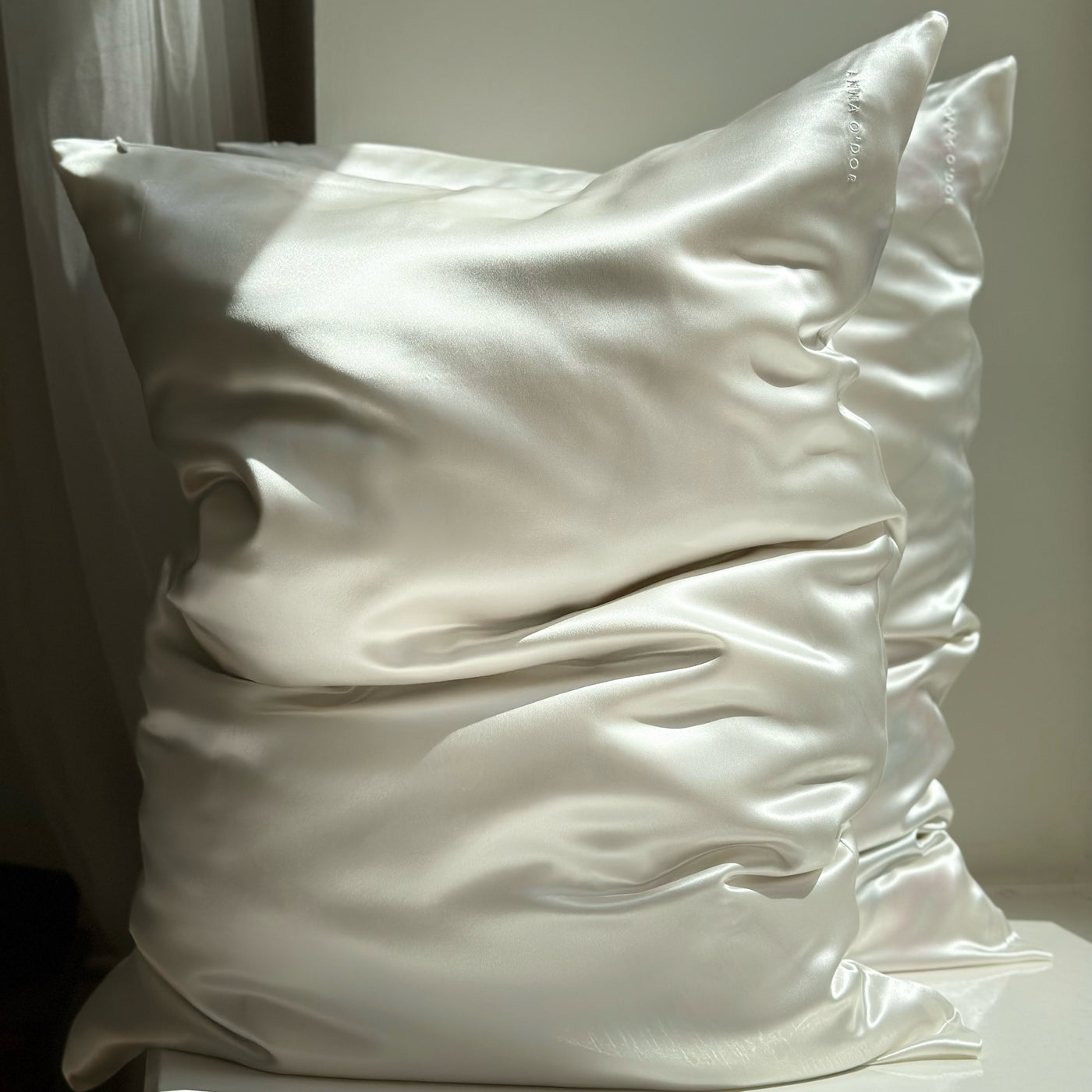 Silk Zippered Pillowcase - White Lily