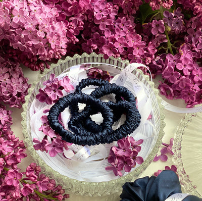 SKINNY SILK SCRUNCHIE - ROYAL NAVY