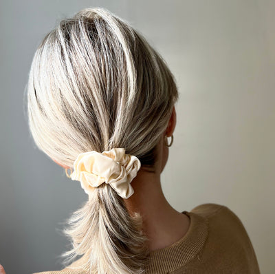 MINI SILK SCRUNCHIE - CHAMPAGNE