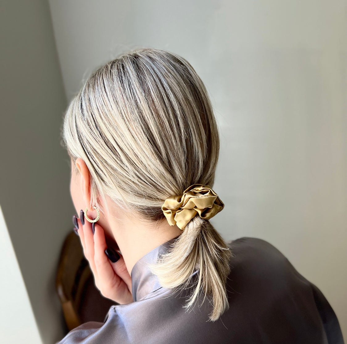 MINI SILK SCRUNCHIE - RICH GOLD