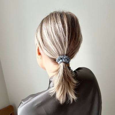 SKINNY SILK SCRUNCHIE - BLUE GRAY