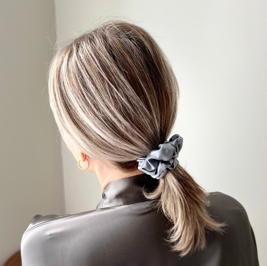 MINI SILK SCRUNCHIE - BLUE GRAY