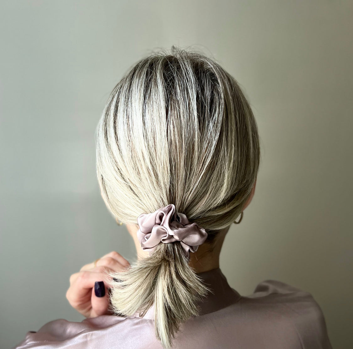 MINI SILK SCRUNCHIE - QUEEN PINK