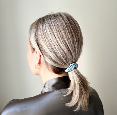 SKINNY SILK SCRUNCHIE - INDIGO