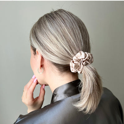 MINI SILK SCRUNCHIE - BEIGE