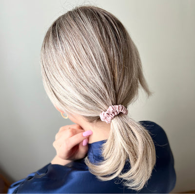 SKINNY SILK SCRUNCHIE - BLUSH