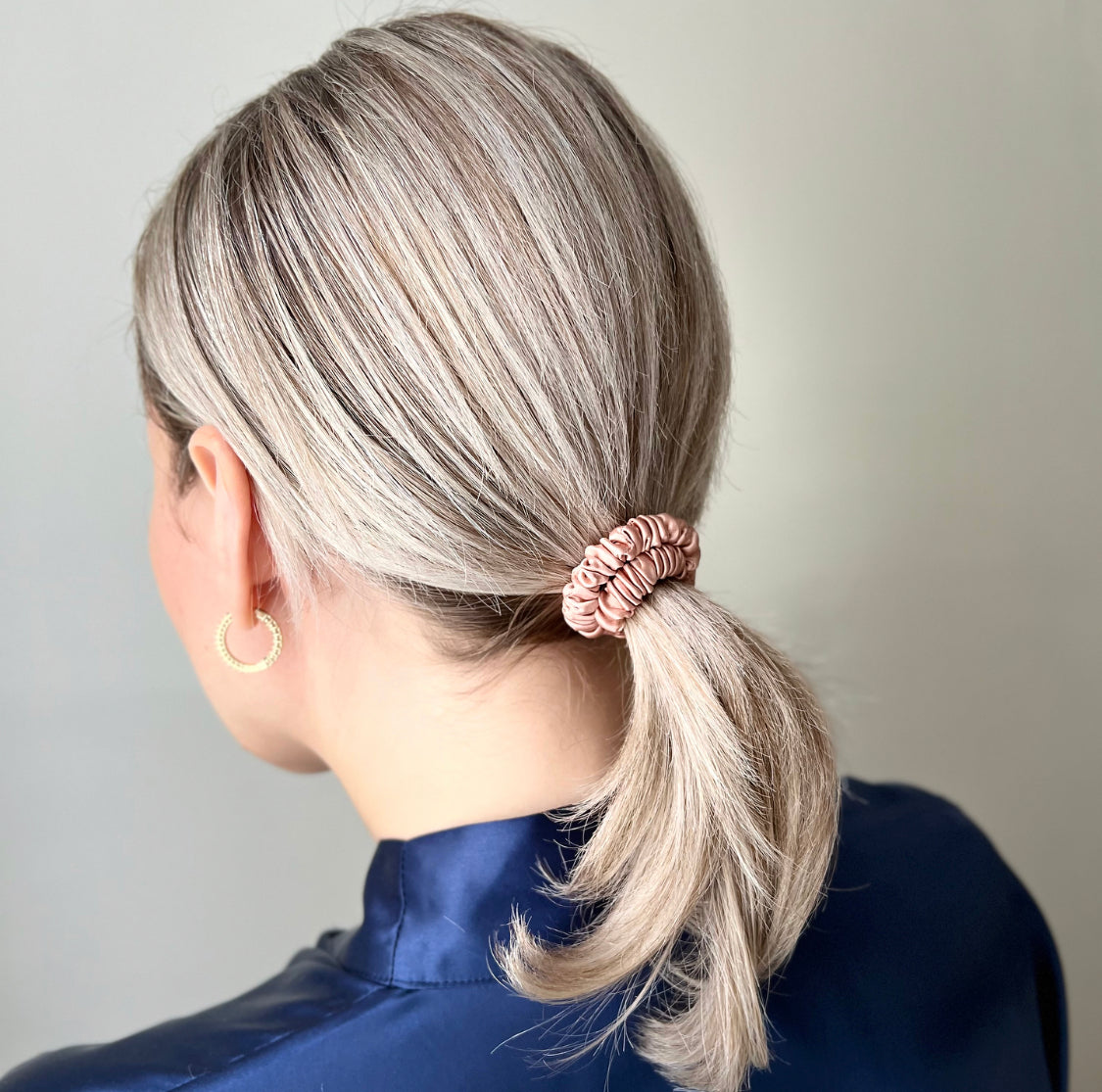 SKINNY SILK SCRUNCHIE - DEEP CORAL