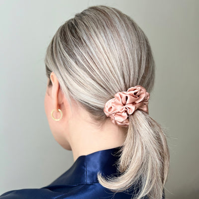 MINI SILK SCRUNCHIE - DEEP CORAL